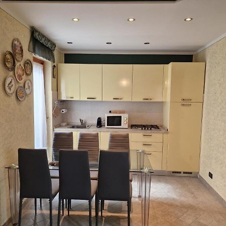 Casa Vittoria Sirmione Punta Gro Con Piscina Apartment Luaran gambar