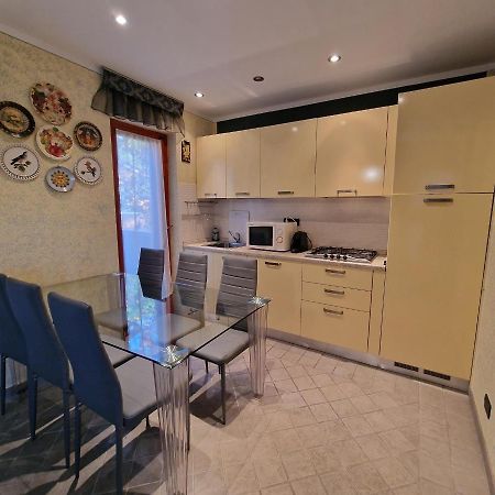 Casa Vittoria Sirmione Punta Gro Con Piscina Apartment Luaran gambar