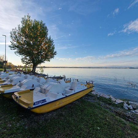 Casa Vittoria Sirmione Punta Gro Con Piscina Apartment Luaran gambar