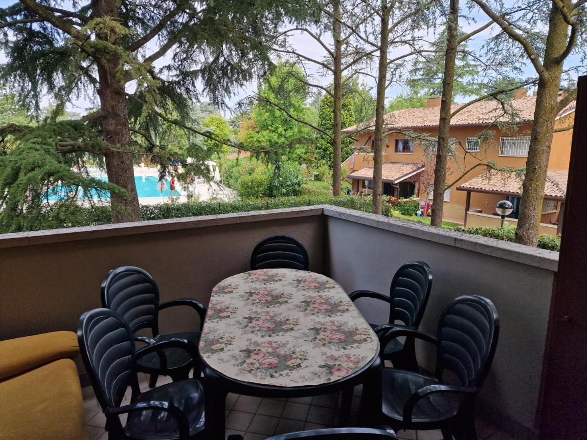 Casa Vittoria Sirmione Punta Gro Con Piscina Apartment Luaran gambar