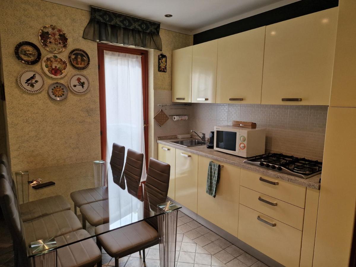 Casa Vittoria Sirmione Punta Gro Con Piscina Apartment Luaran gambar