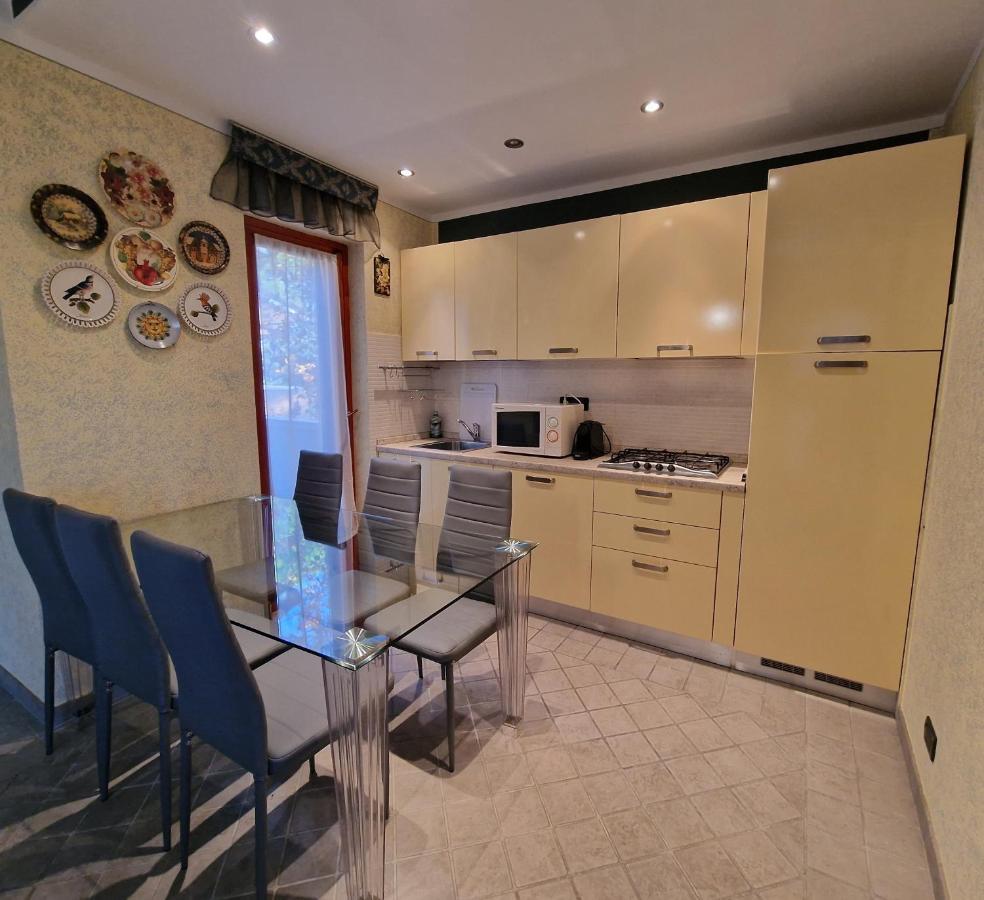 Casa Vittoria Sirmione Punta Gro Con Piscina Apartment Luaran gambar