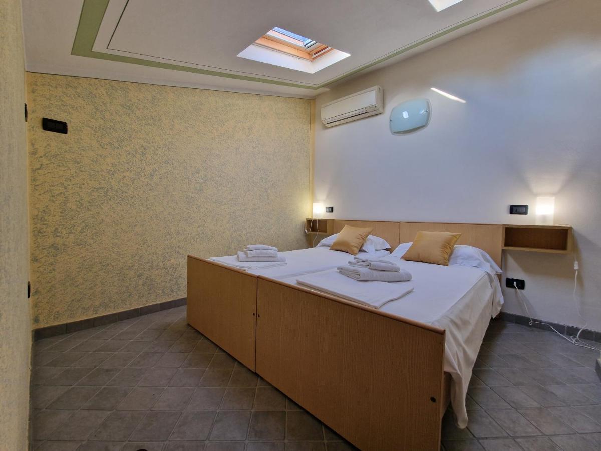 Casa Vittoria Sirmione Punta Gro Con Piscina Apartment Luaran gambar