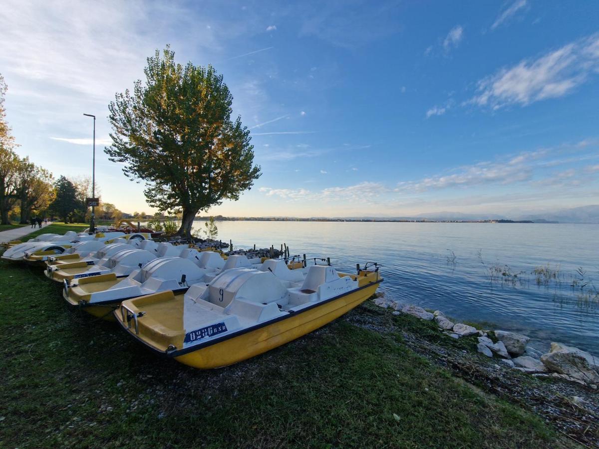 Casa Vittoria Sirmione Punta Gro Con Piscina Apartment Luaran gambar