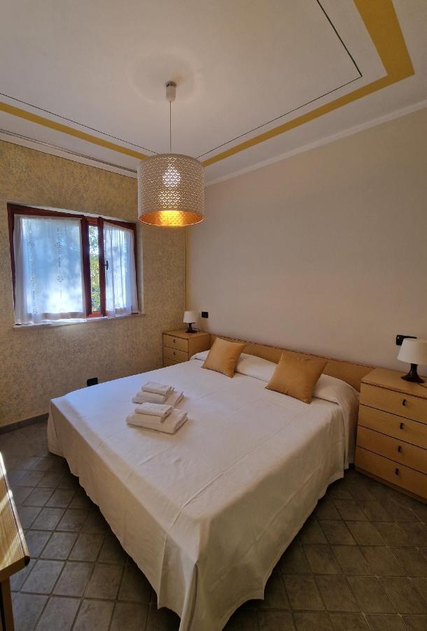 Casa Vittoria Sirmione Punta Gro Con Piscina Apartment Luaran gambar