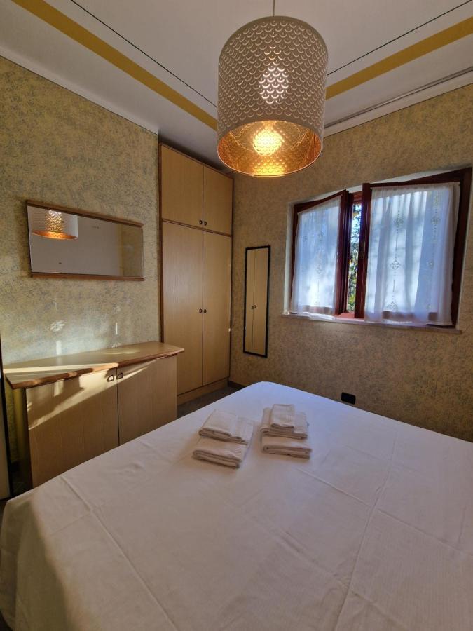 Casa Vittoria Sirmione Punta Gro Con Piscina Apartment Luaran gambar