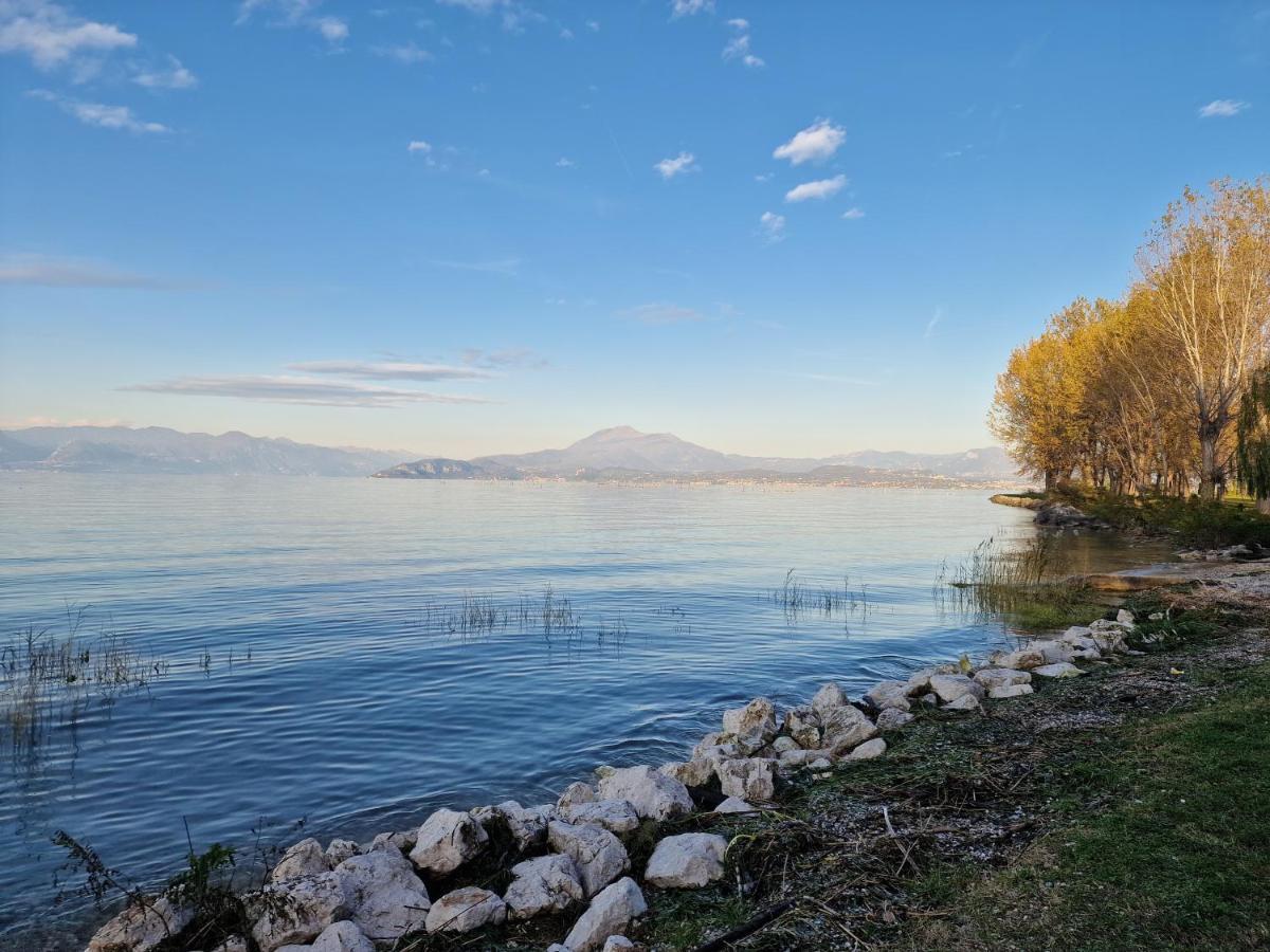 Casa Vittoria Sirmione Punta Gro Con Piscina Apartment Luaran gambar