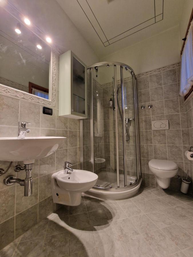 Casa Vittoria Sirmione Punta Gro Con Piscina Apartment Luaran gambar