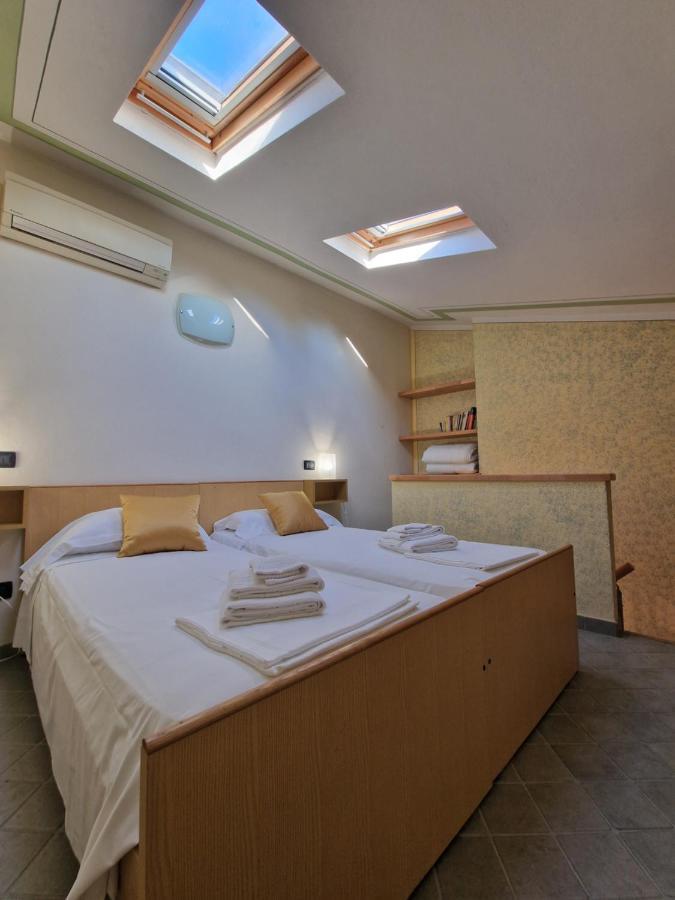 Casa Vittoria Sirmione Punta Gro Con Piscina Apartment Luaran gambar